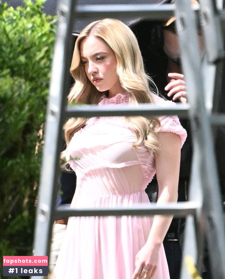Sydney Sweeney gallery photo #391