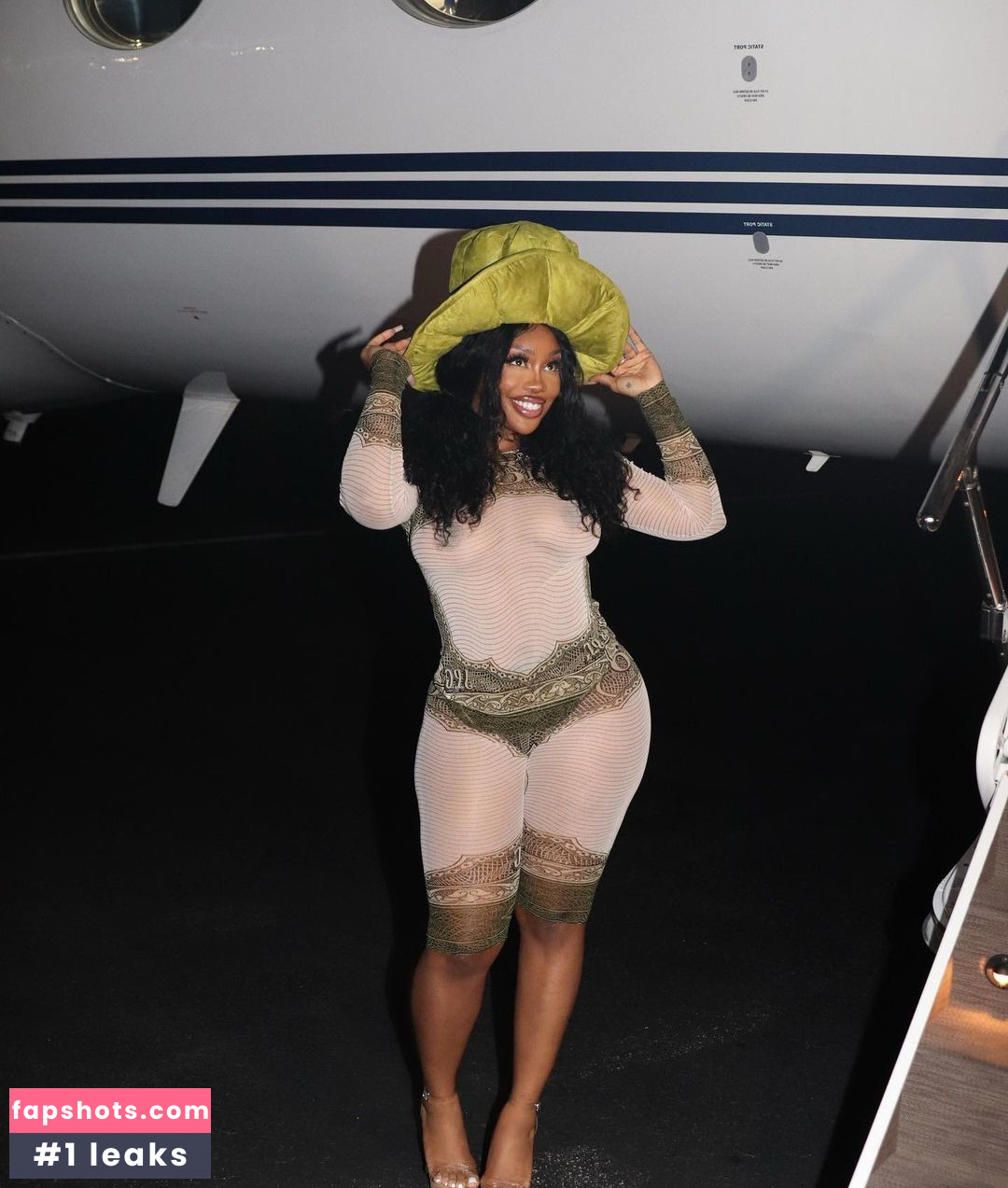 SZA gallery photo #140