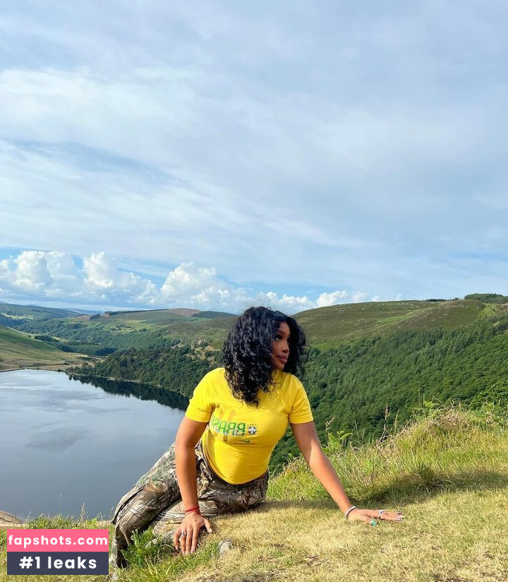 SZA gallery photo #80