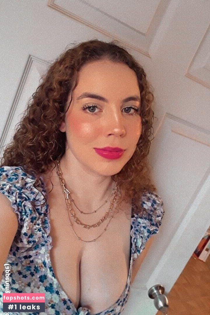 Tania Leal gallery photo #2