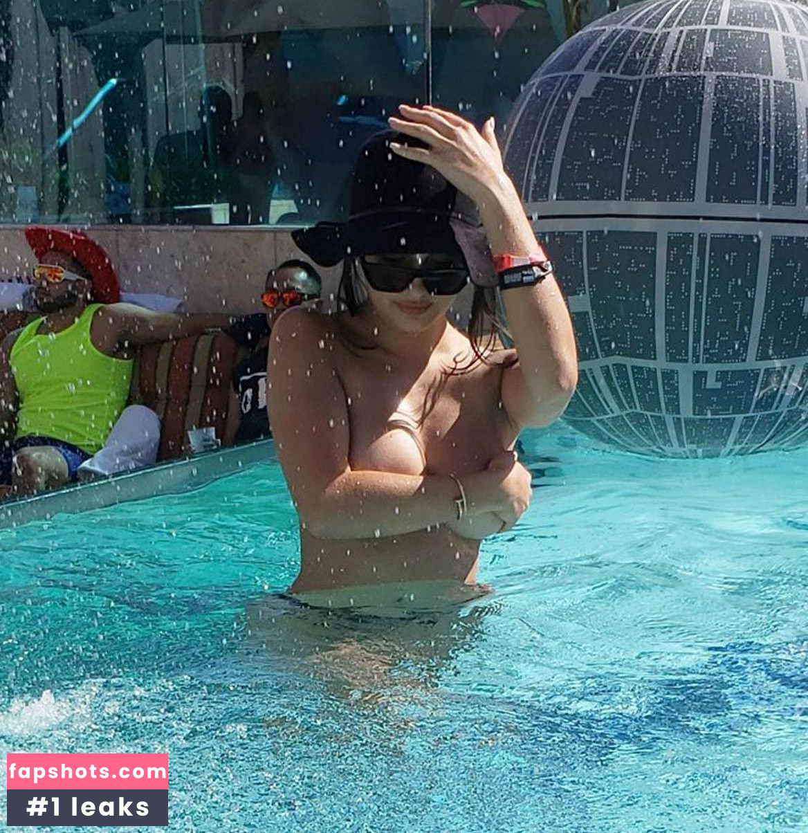 Tao Wickrath gallery photo #193