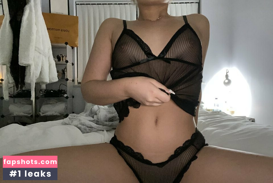 Tara Burchett gallery photo #106