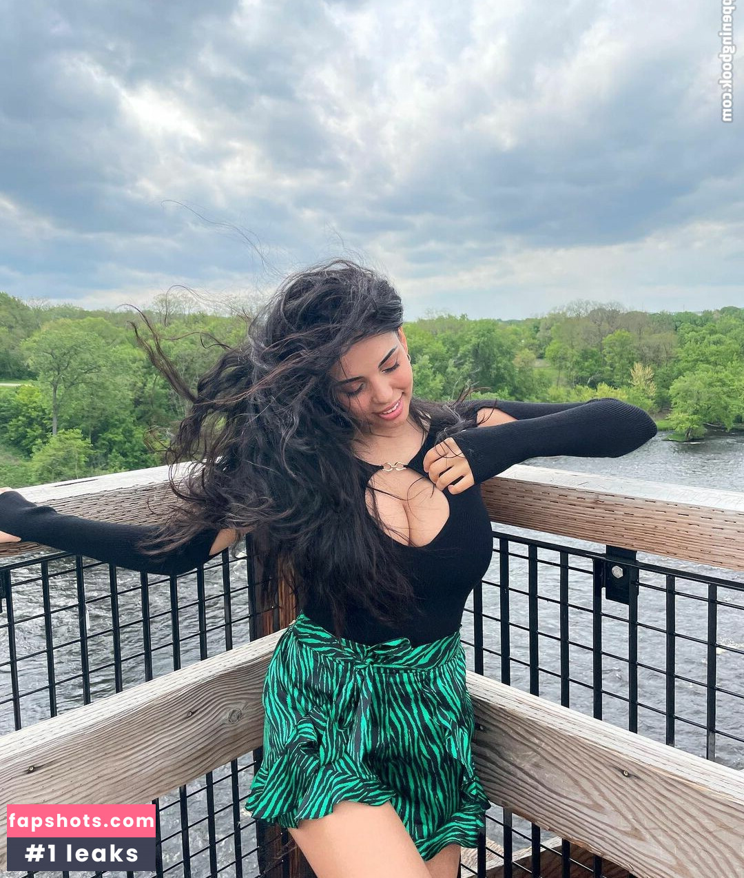 Tara Yazdi gallery photo #35