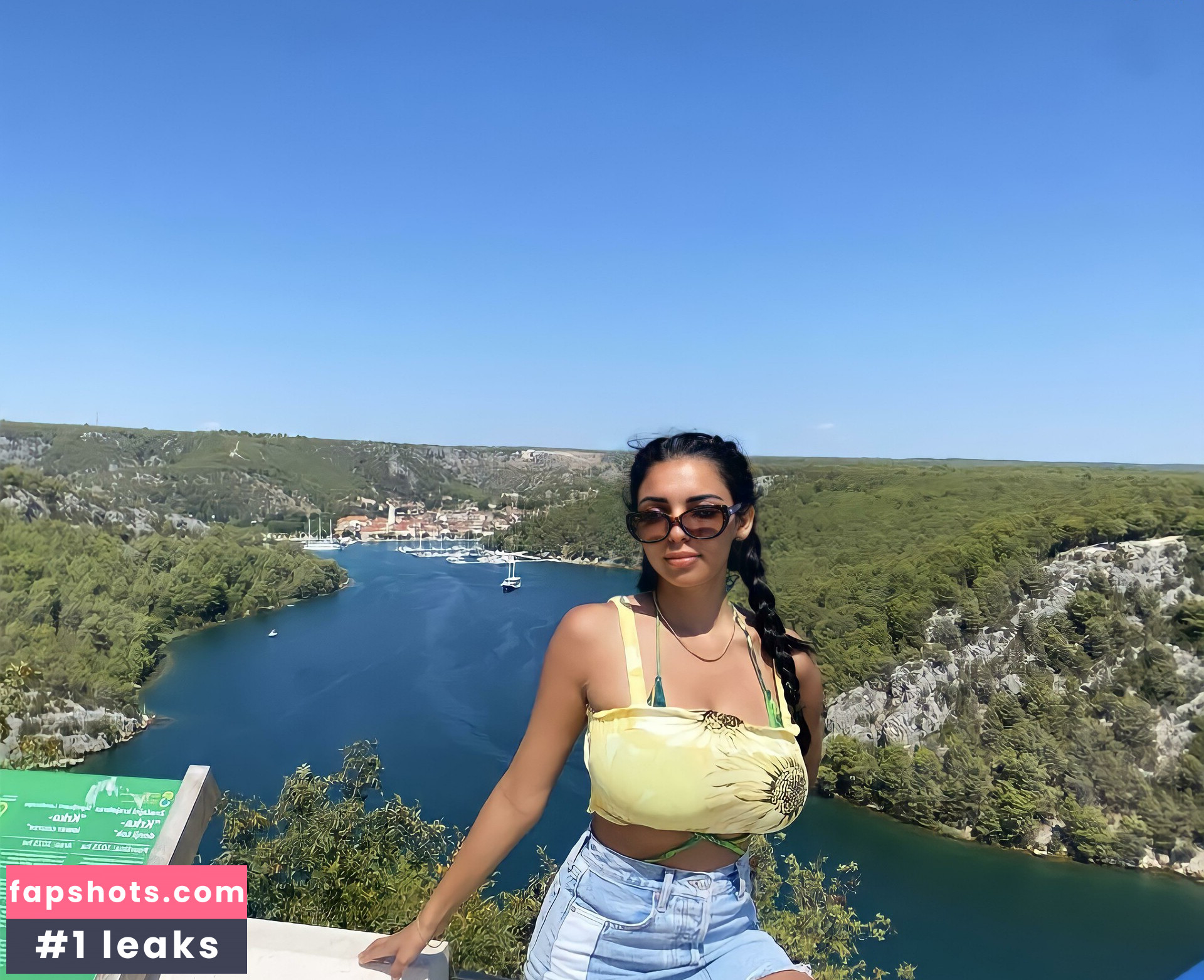 Tara Yazdi gallery photo #38