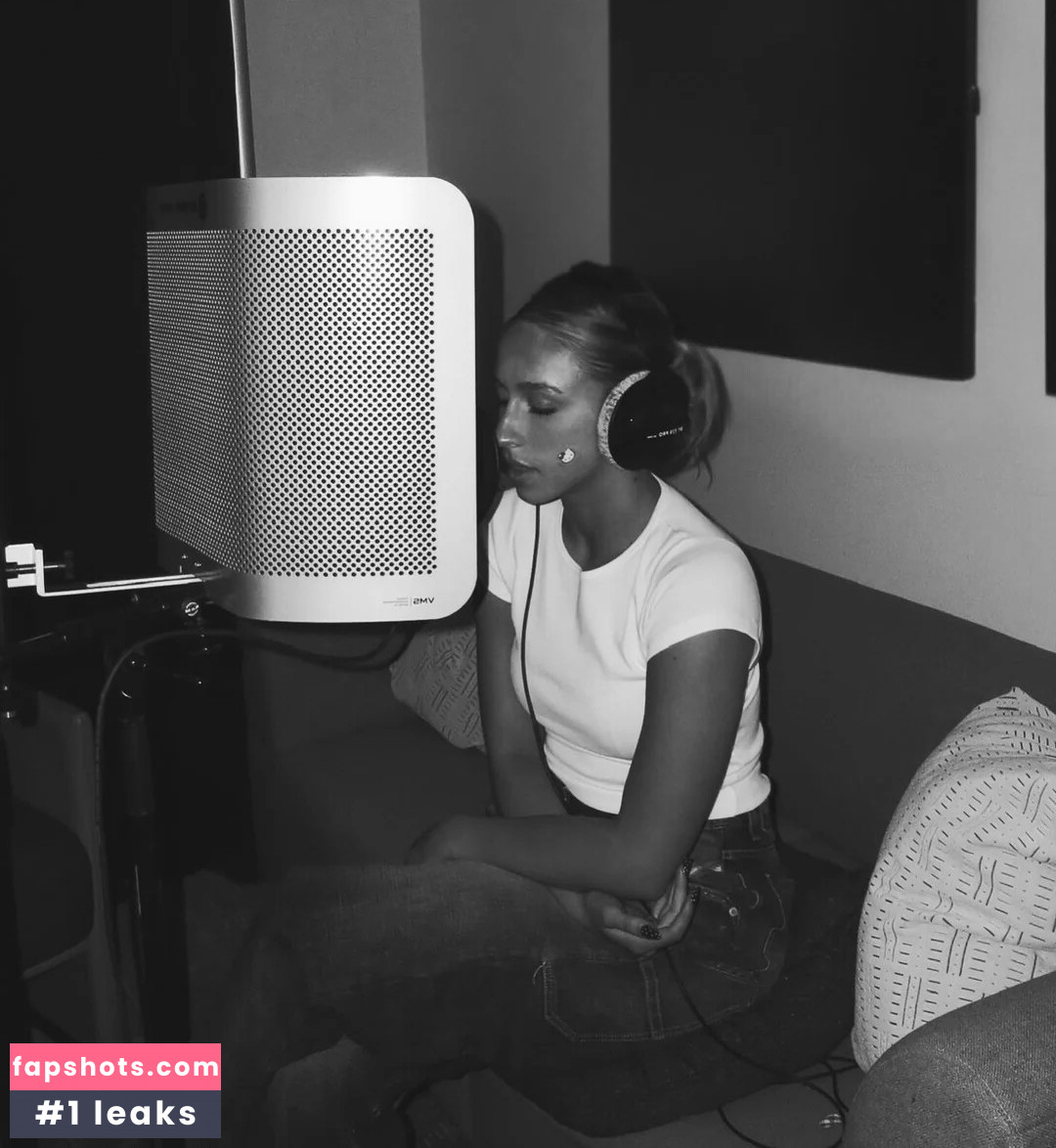 Tate McRae gallery photo #17