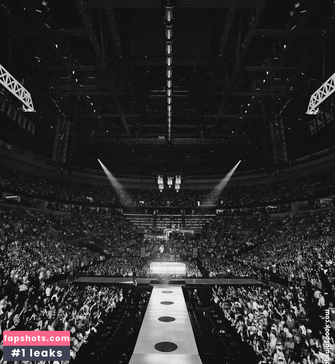 Tate McRae gallery photo #20