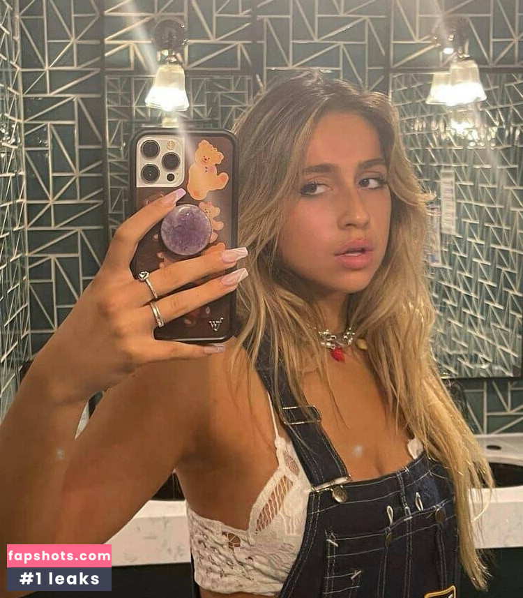 Tate McRae gallery photo #535