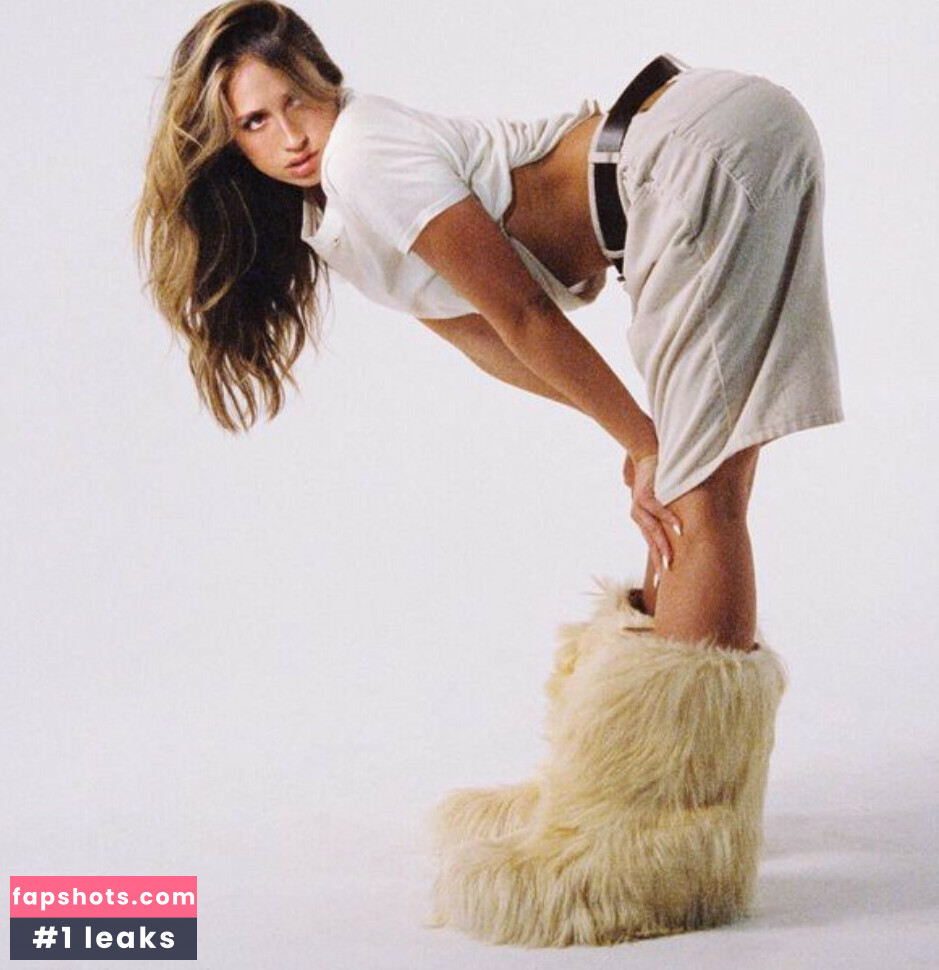 Tate McRae gallery photo #586