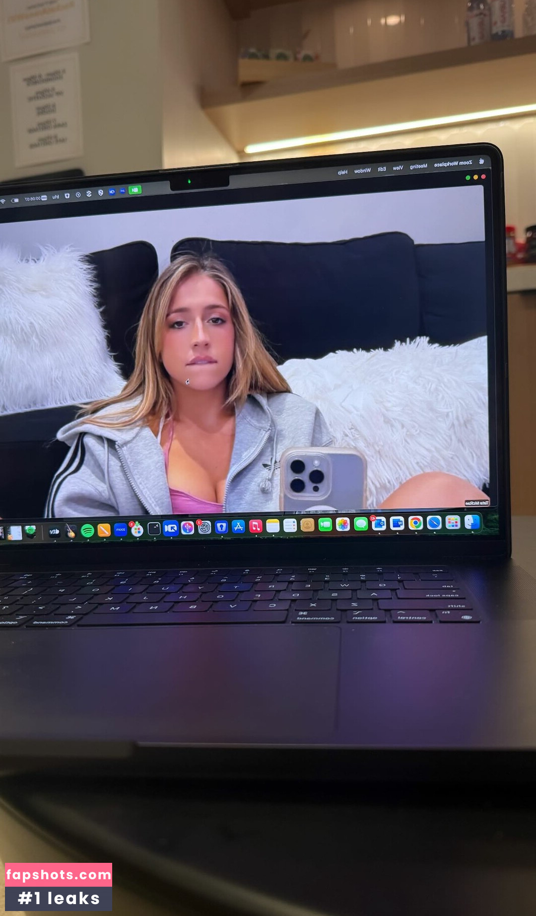 Tate McRae gallery photo #83