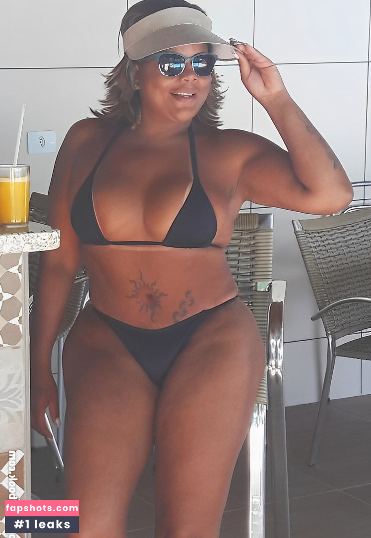 Tati Quebra Barraco nude babe gallery