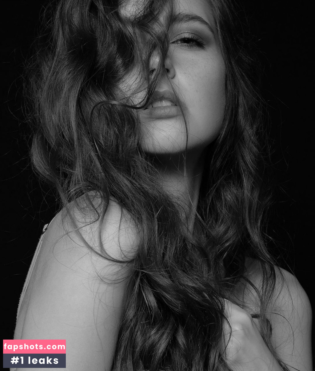 Tatiana Sassoye gallery photo #20