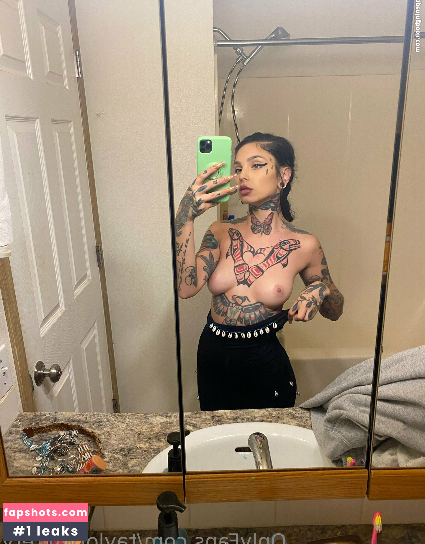 Taylor White gallery photo #129