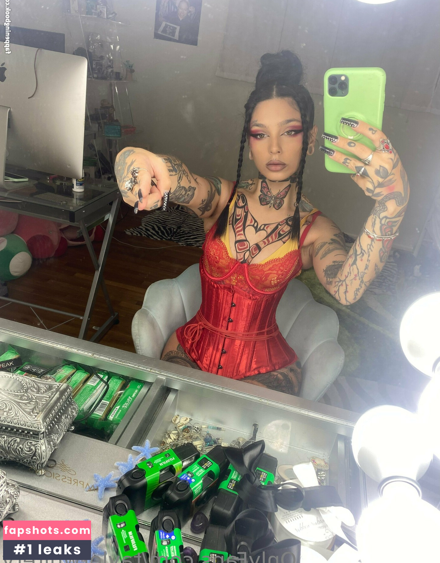 Taylor White gallery photo #143