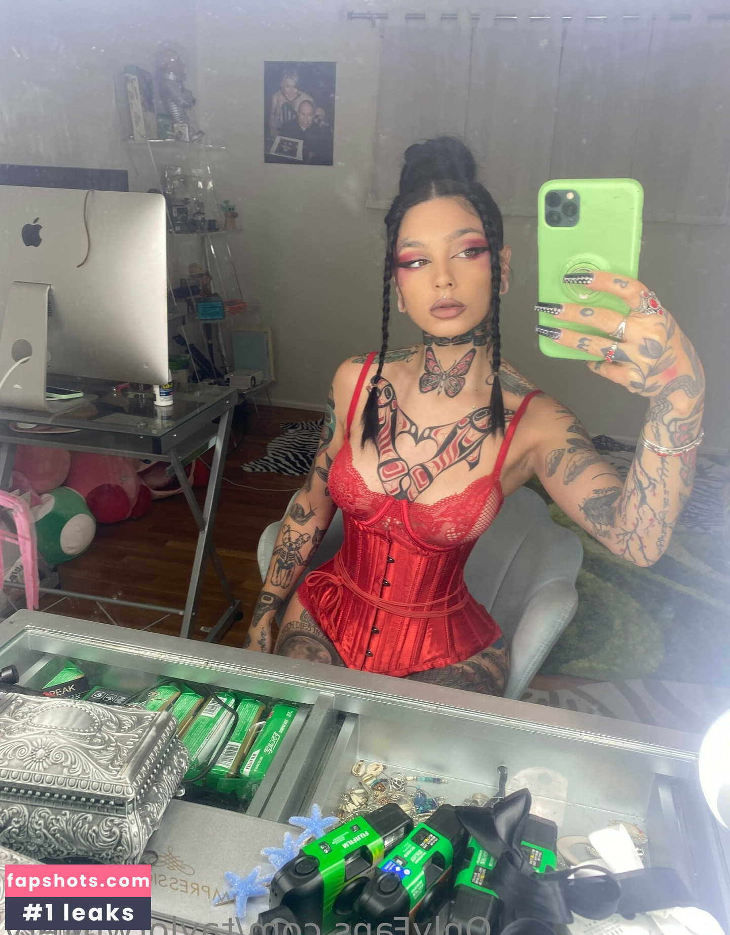 Taylor White gallery photo #148