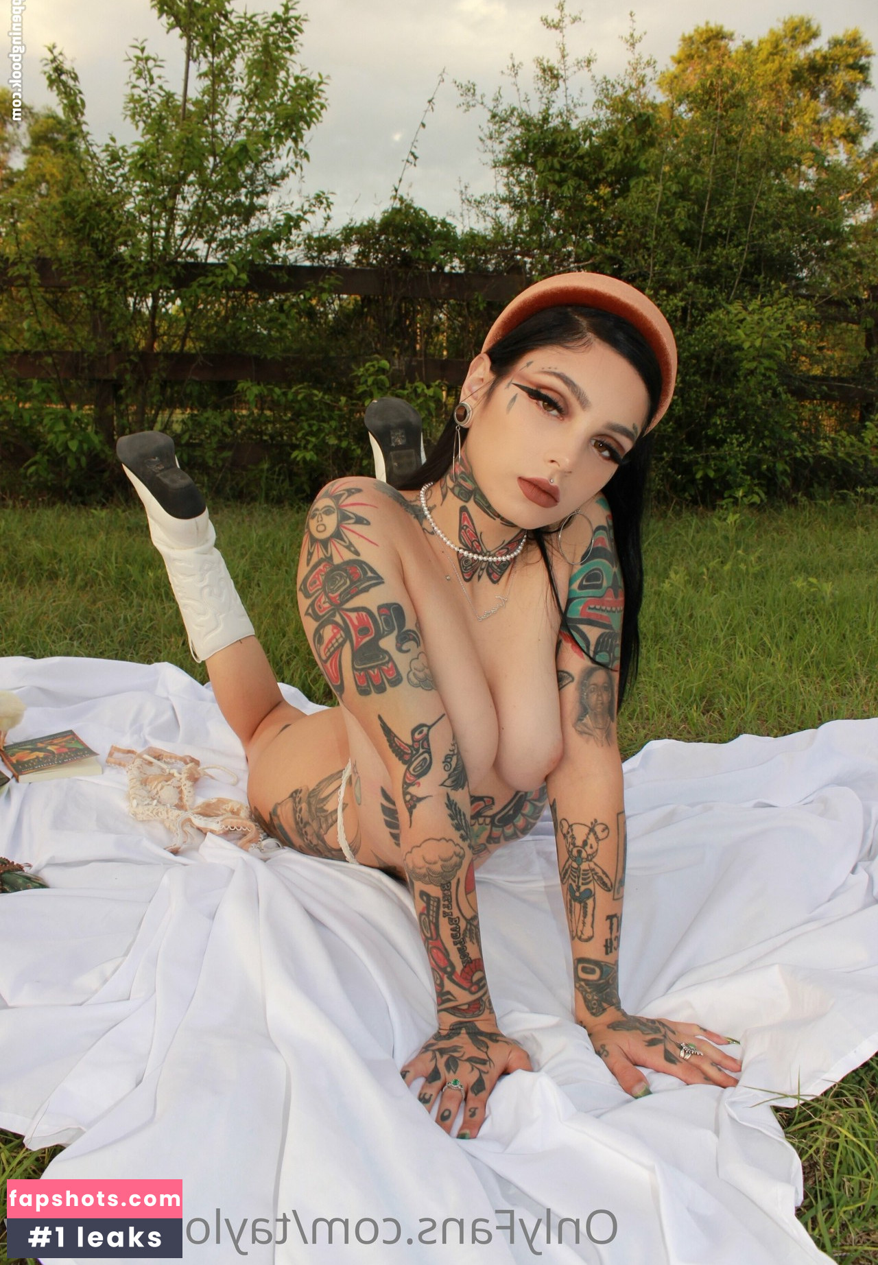 Taylor White gallery photo #156