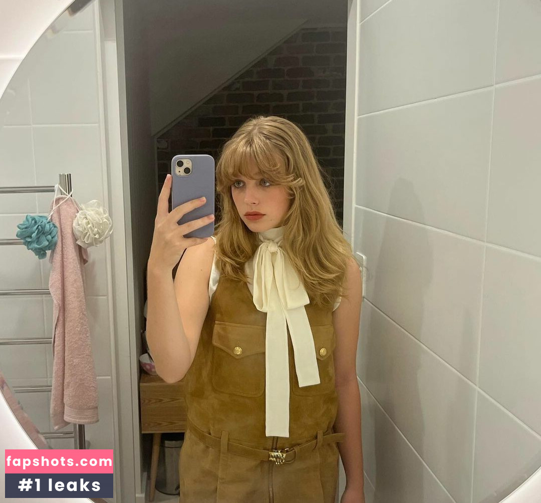 Teagan Croft gallery photo #14