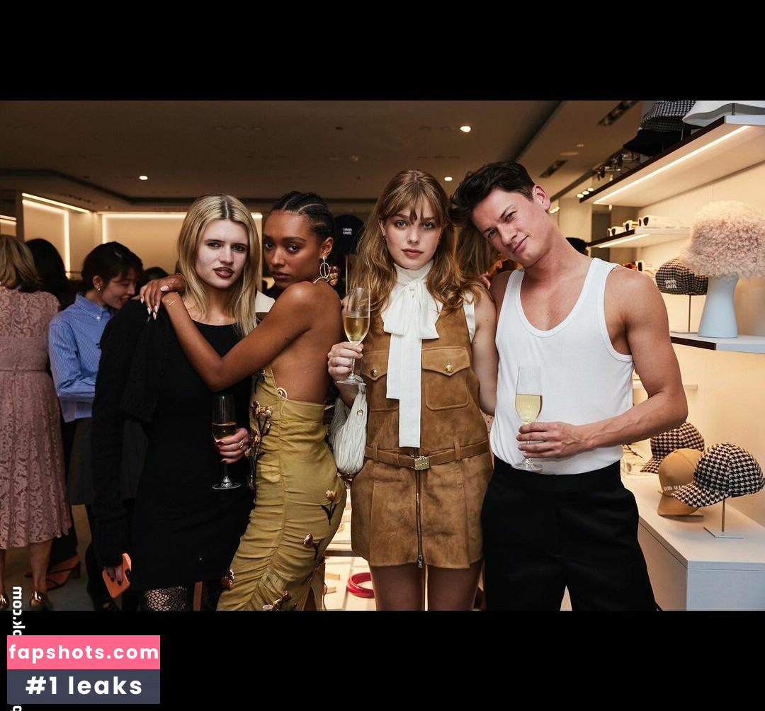 Teagan Croft gallery photo #16