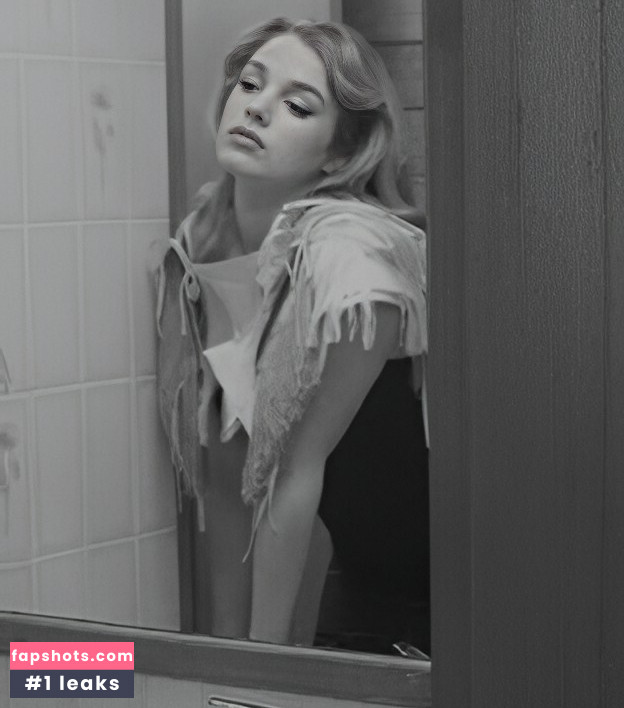 Teagan Croft gallery photo #9