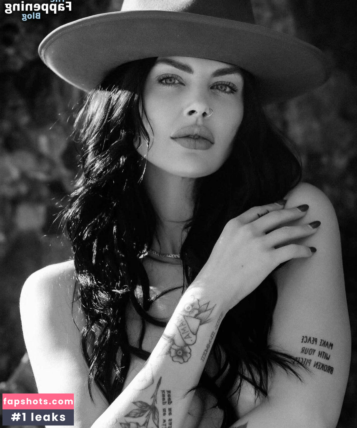 Teela LaRoux gallery photo #2