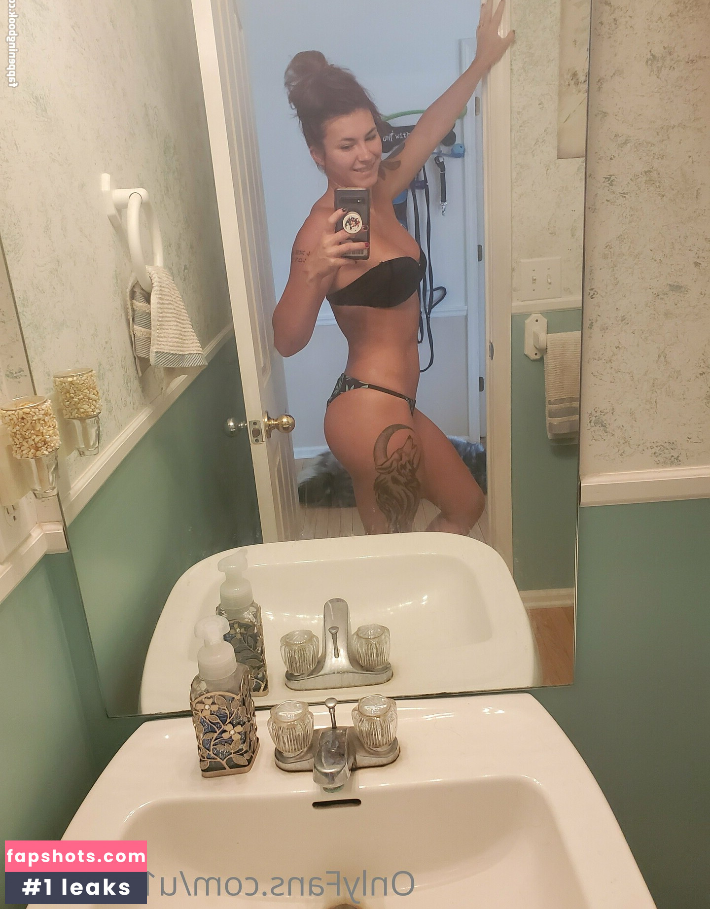 Terry Lifts nude babe gallery