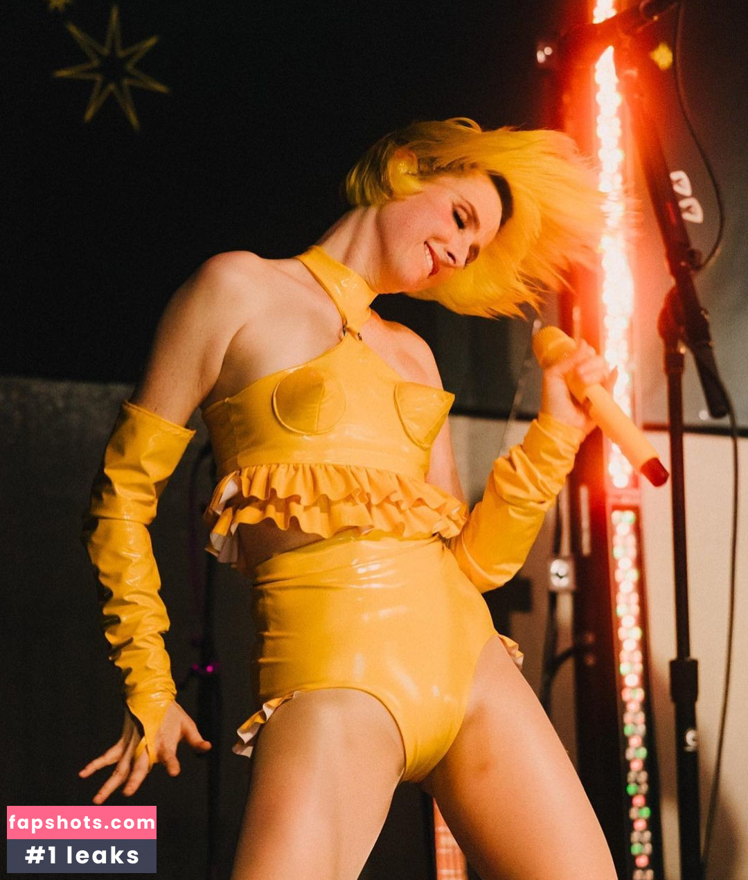 Tessa Violet gallery photo #19