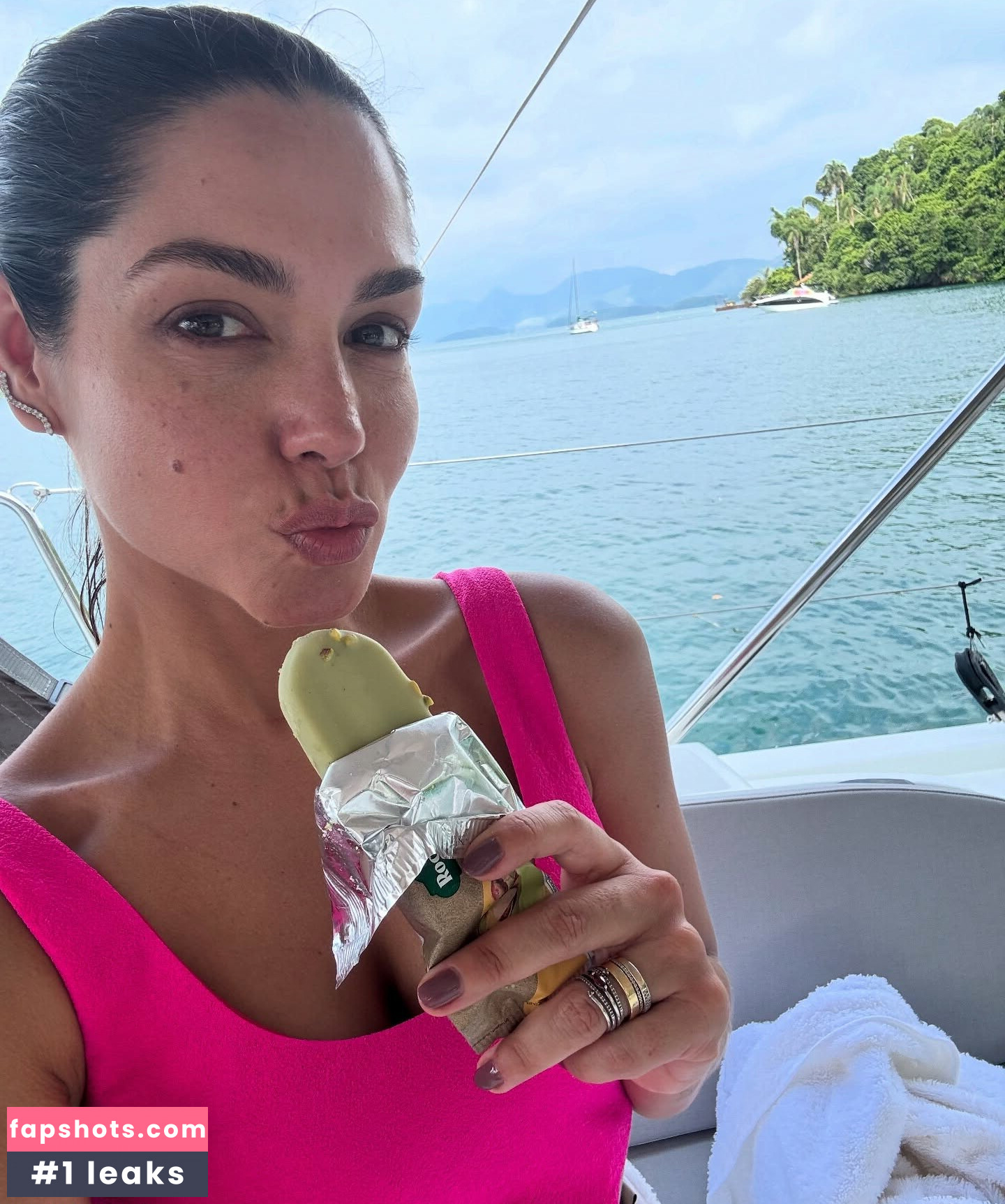 Thais Fersoza gallery photo #7