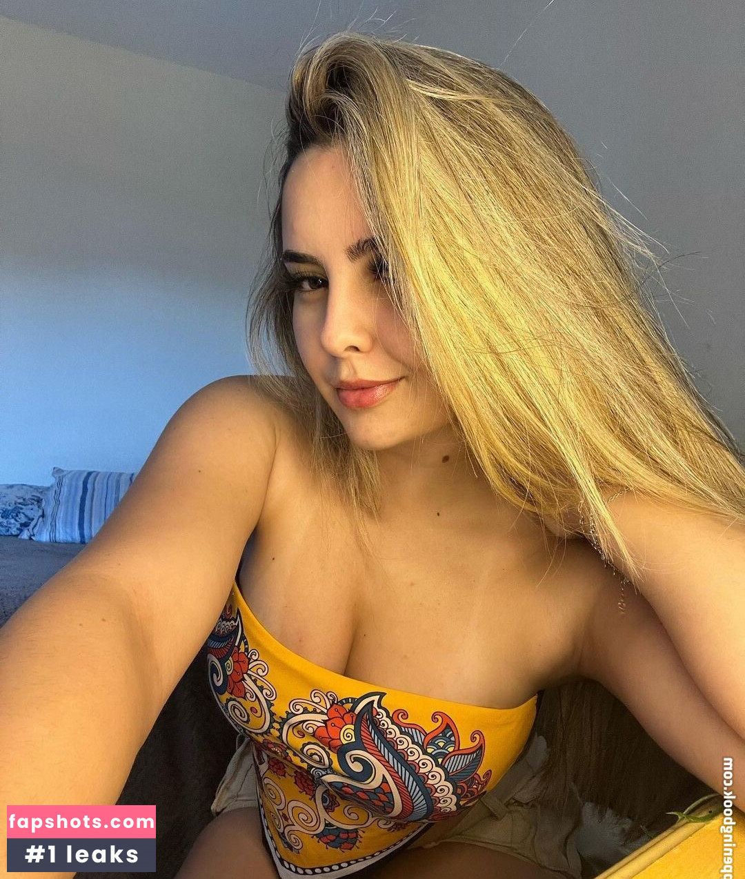 Thais Silva gallery photo #2