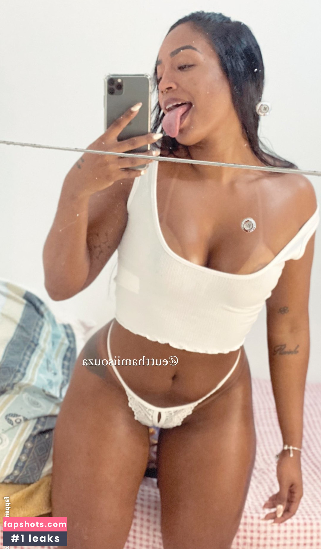 Thami Souza nude babe gallery