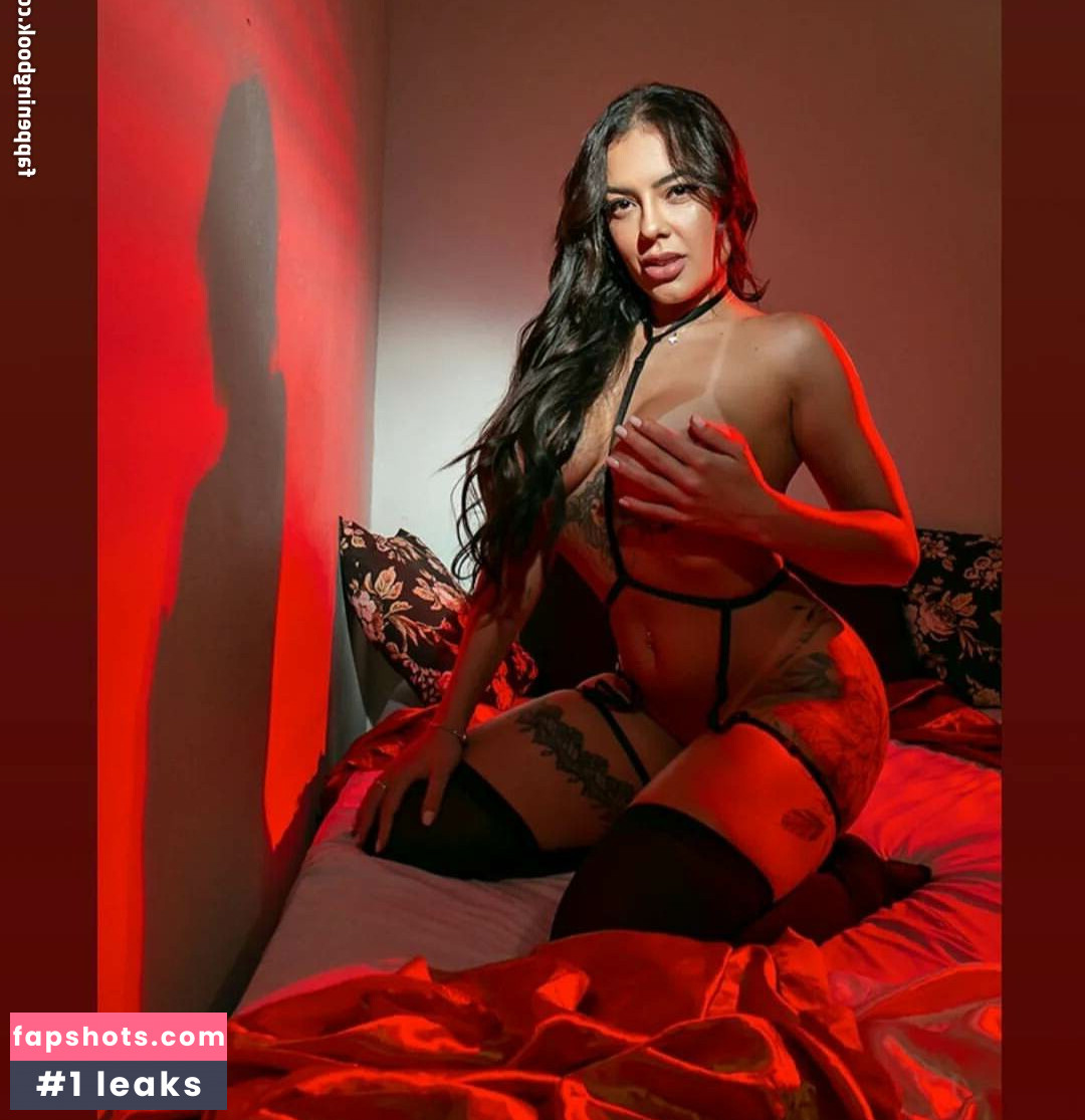 Thauany Faccini gallery photo #14