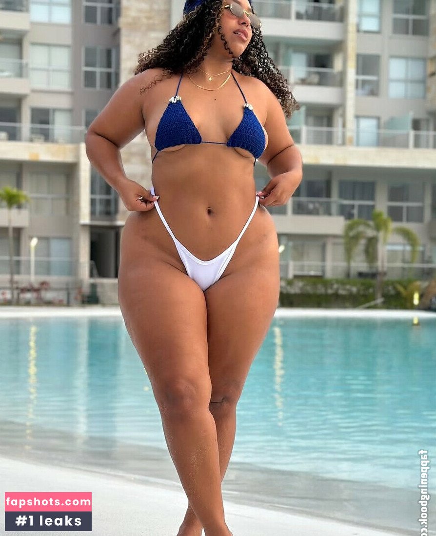 Thick Baddie nude babe gallery