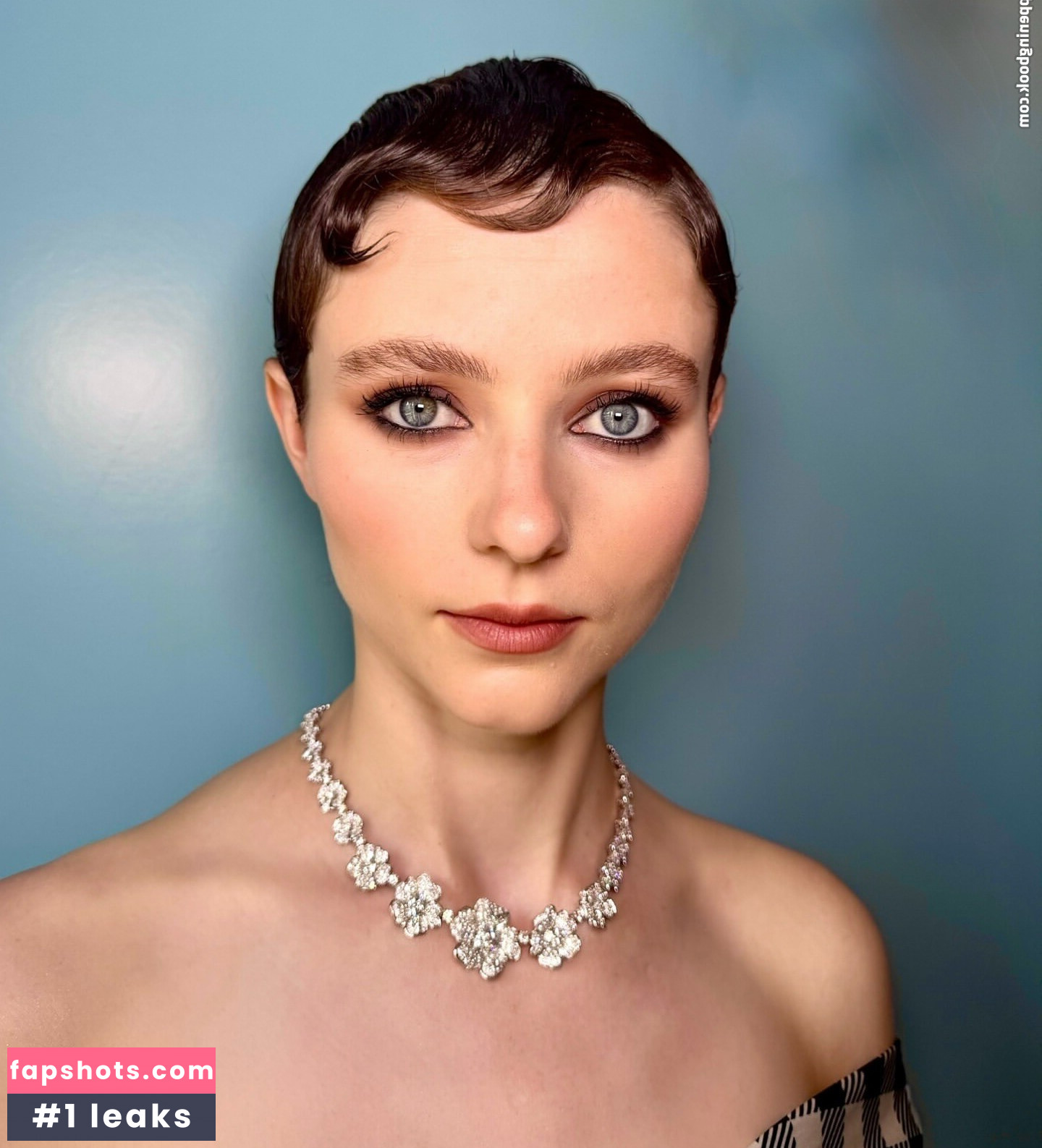 Thomasin McKenzie gallery photo #15