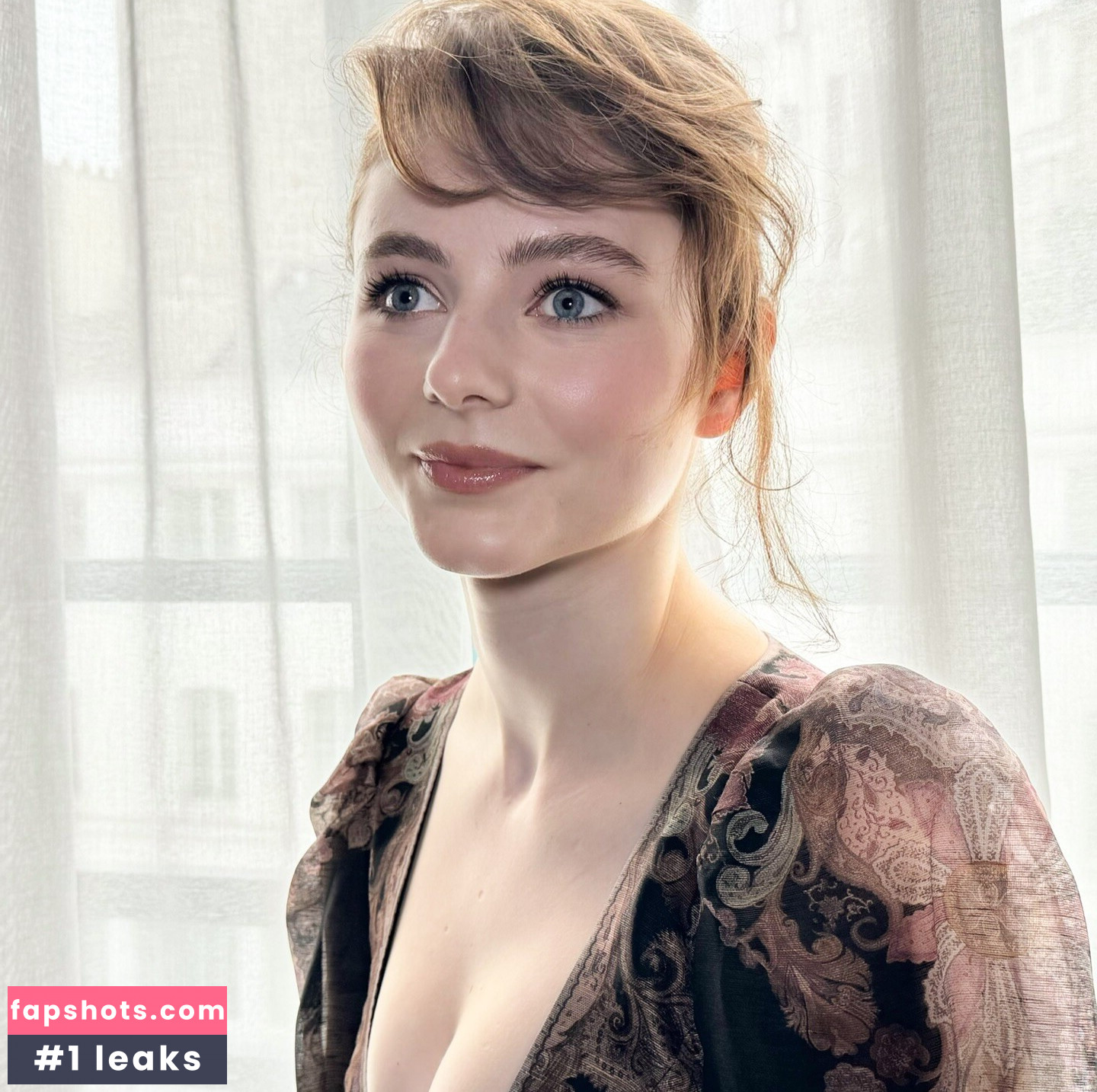 Thomasin McKenzie gallery photo #29