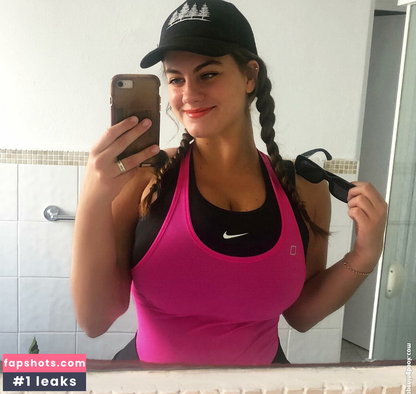 Tiana H gallery photo #25