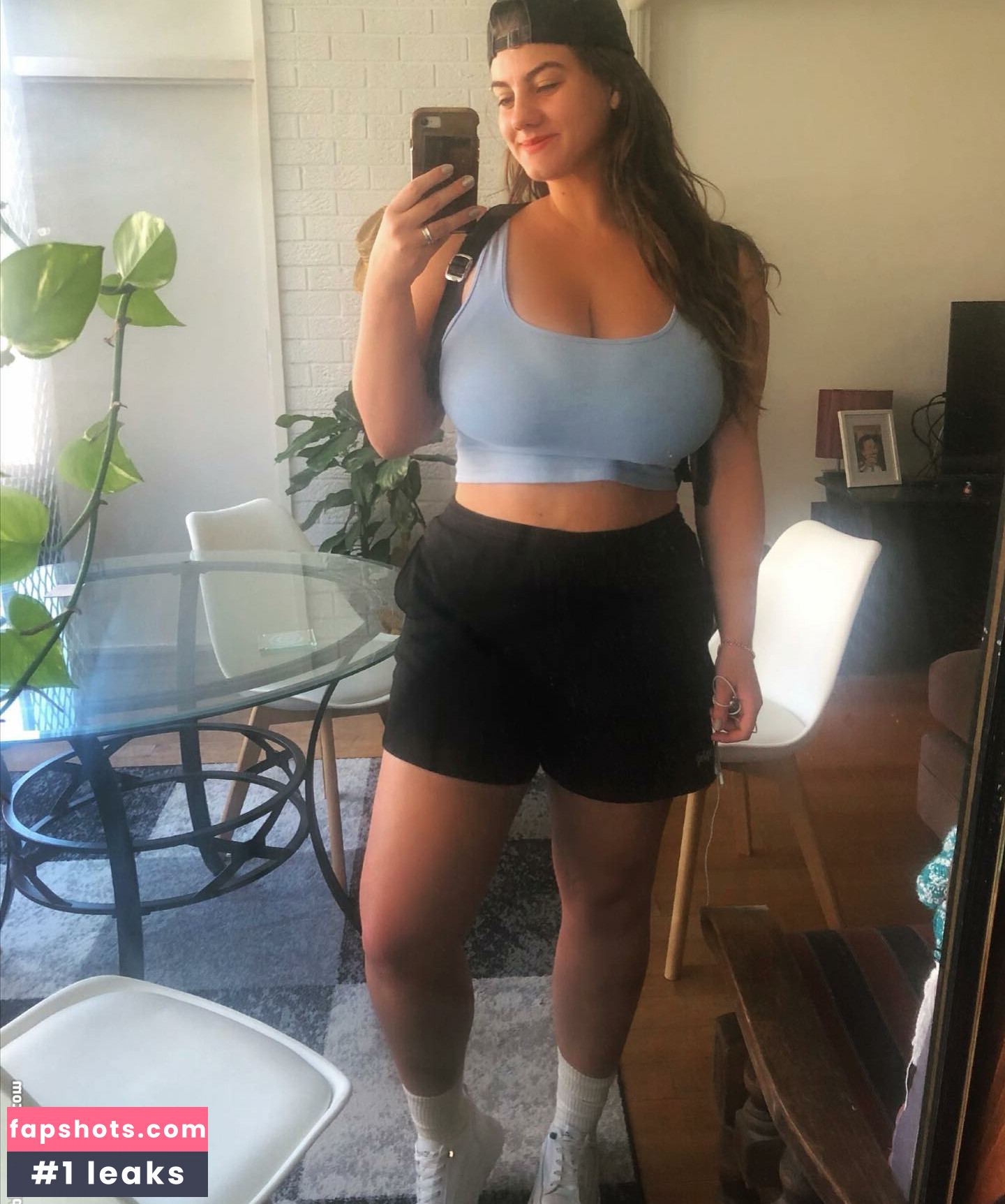 Tiana H gallery photo #30