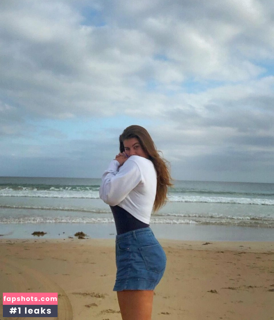 Tiana H gallery photo #4