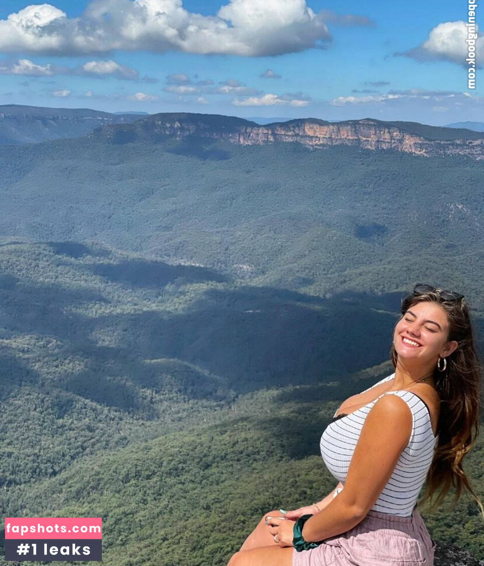 Tiana H gallery photo #9