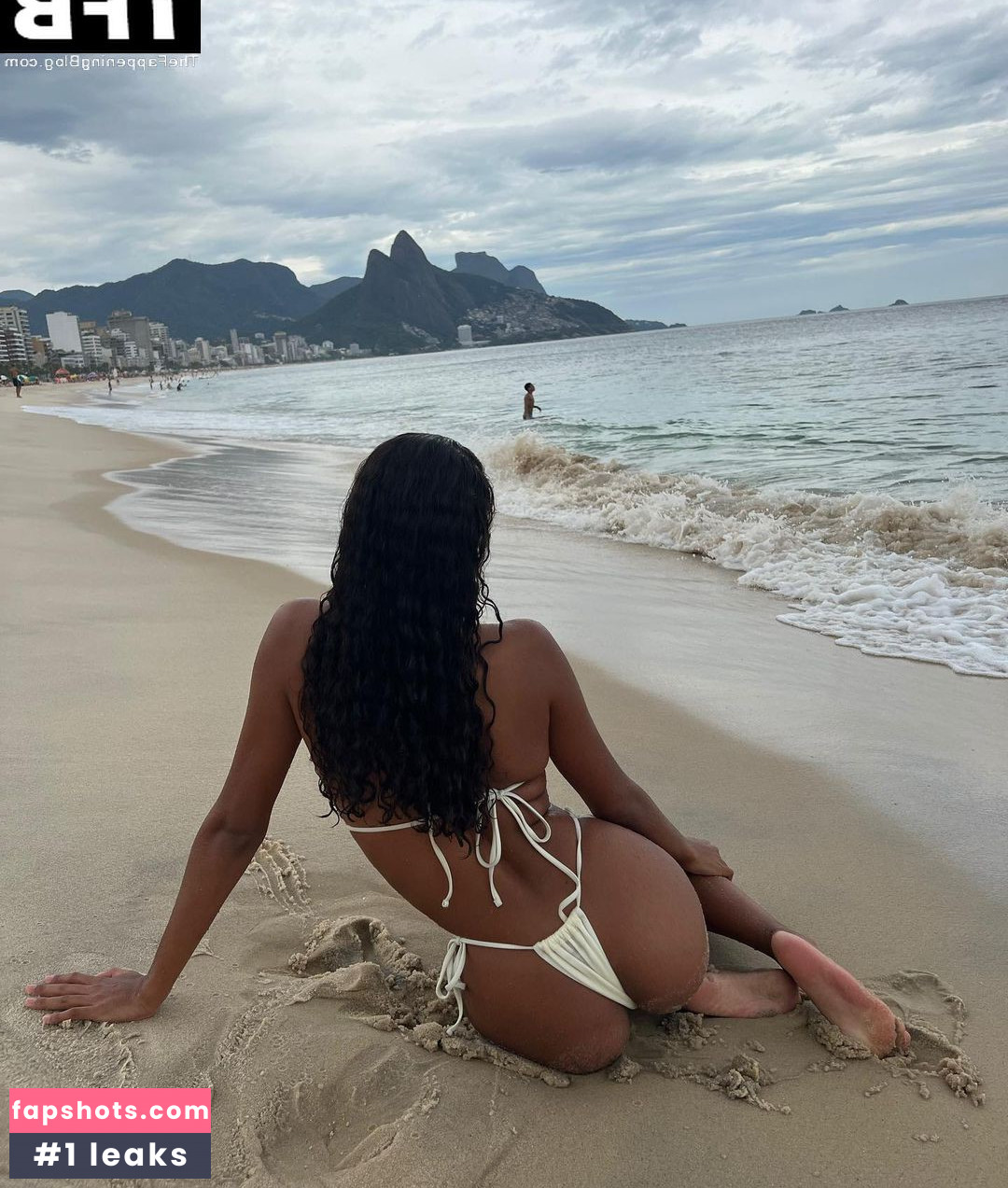 Tina Kunakey gallery photo #171