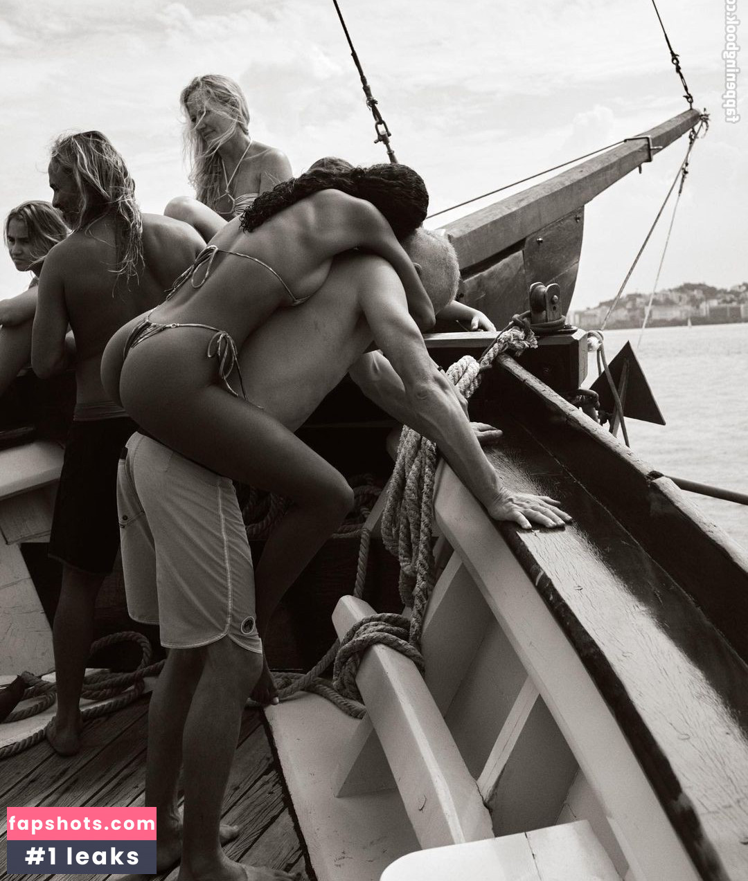 Tina Kunakey gallery photo #273