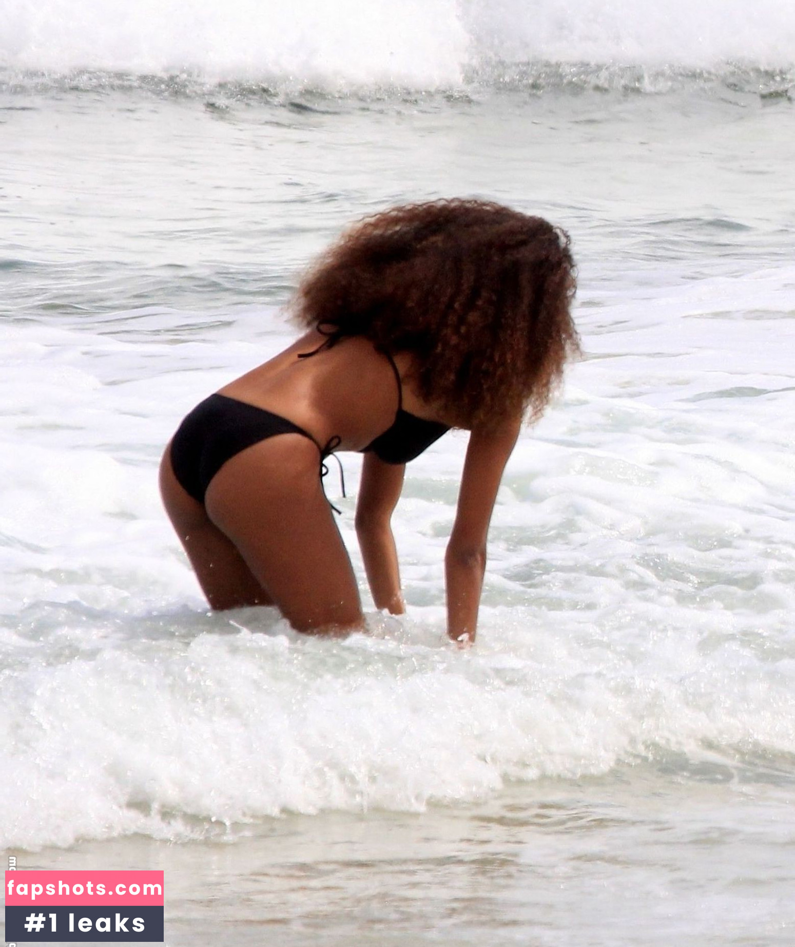 Tina Kunakey gallery photo #402