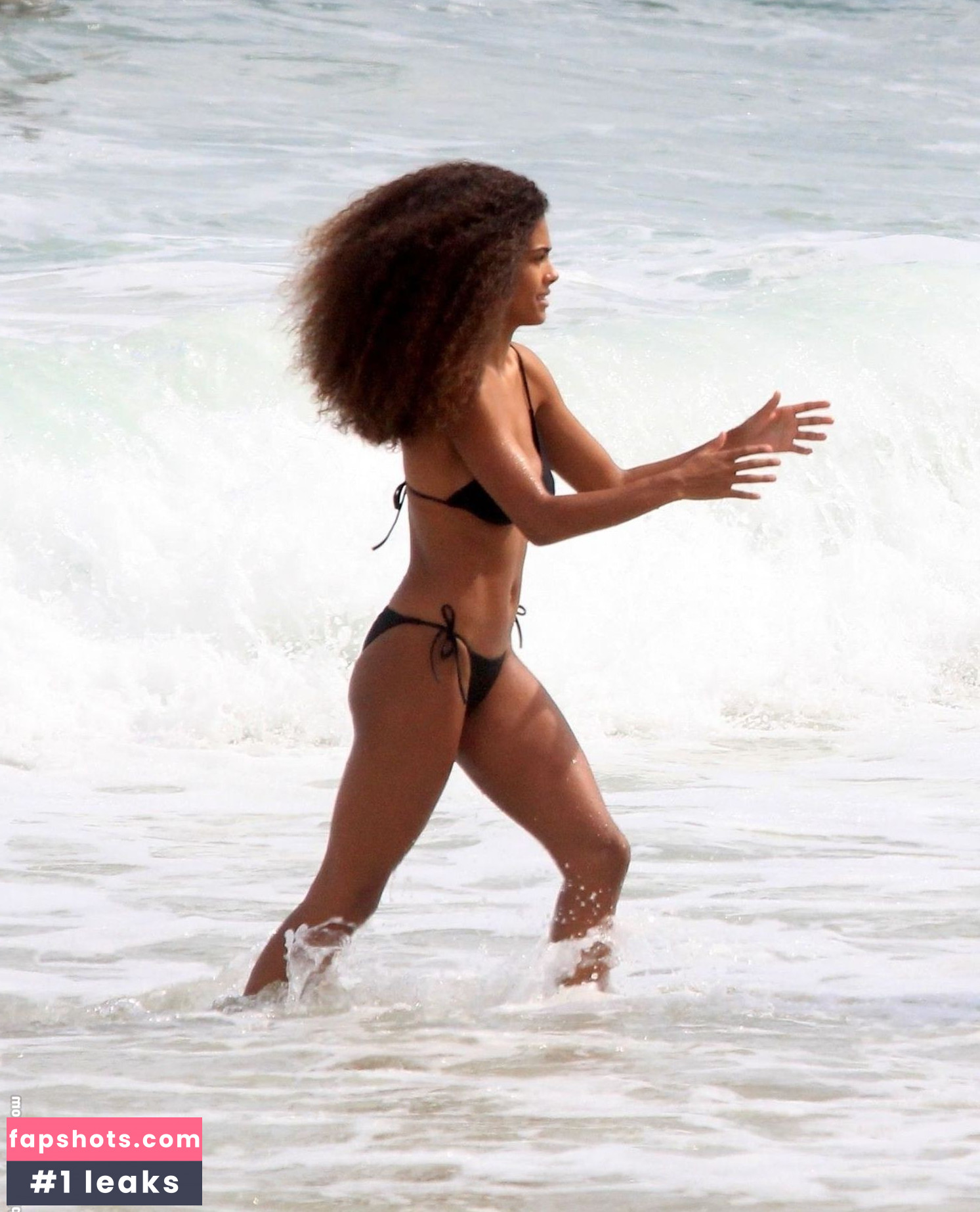 Tina Kunakey gallery photo #415