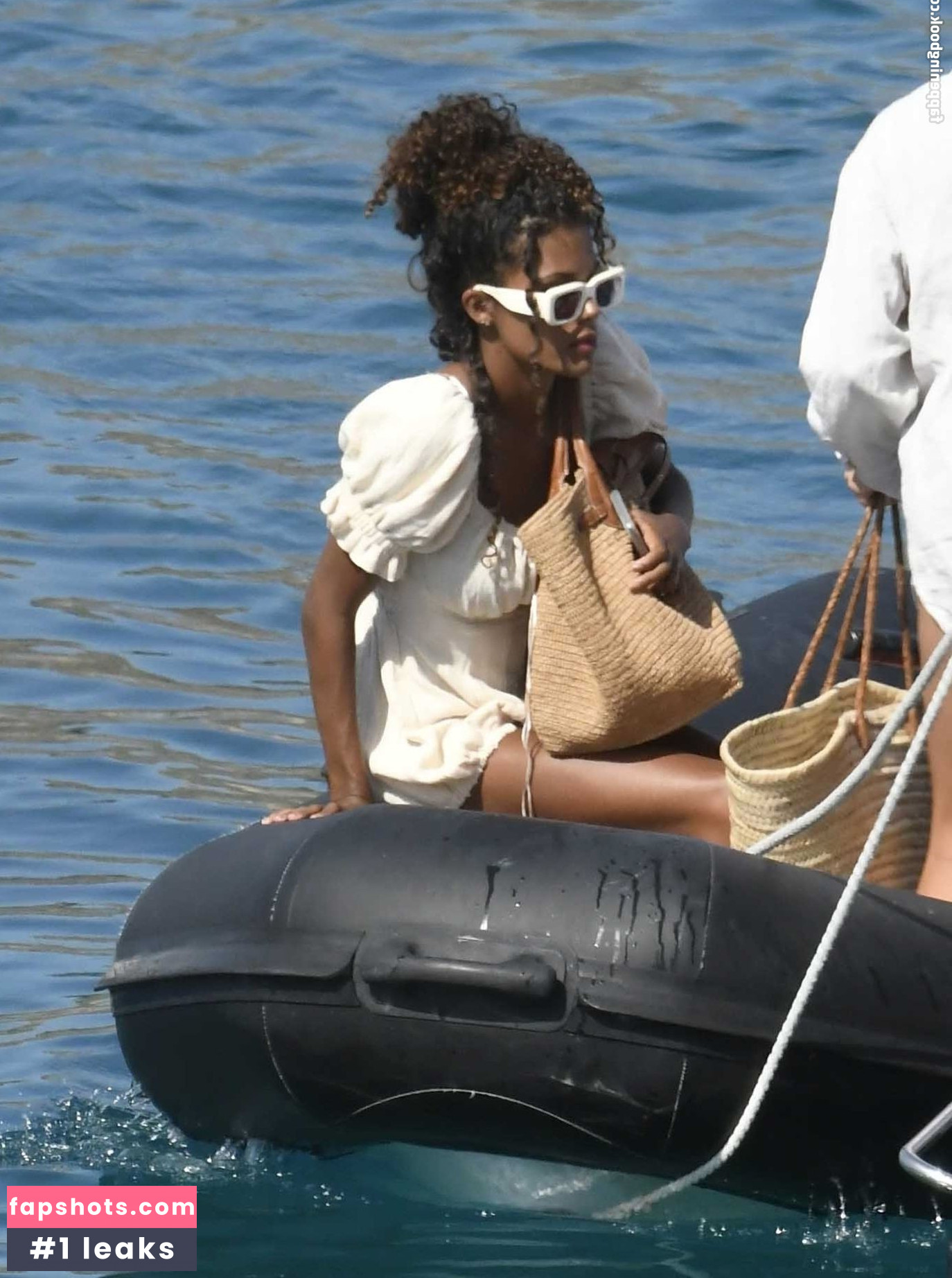 Tina Kunakey gallery photo #472