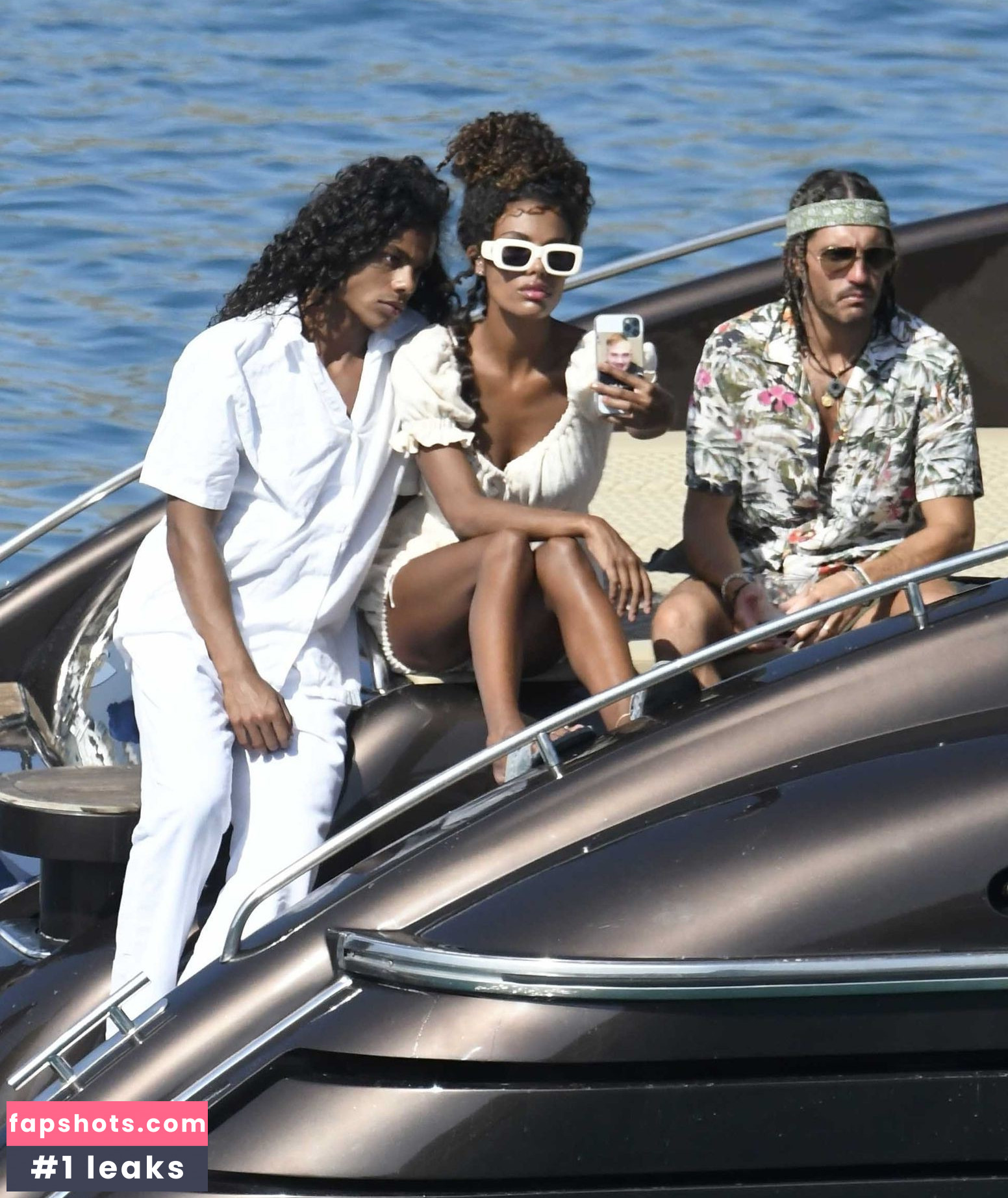 Tina Kunakey gallery photo #473