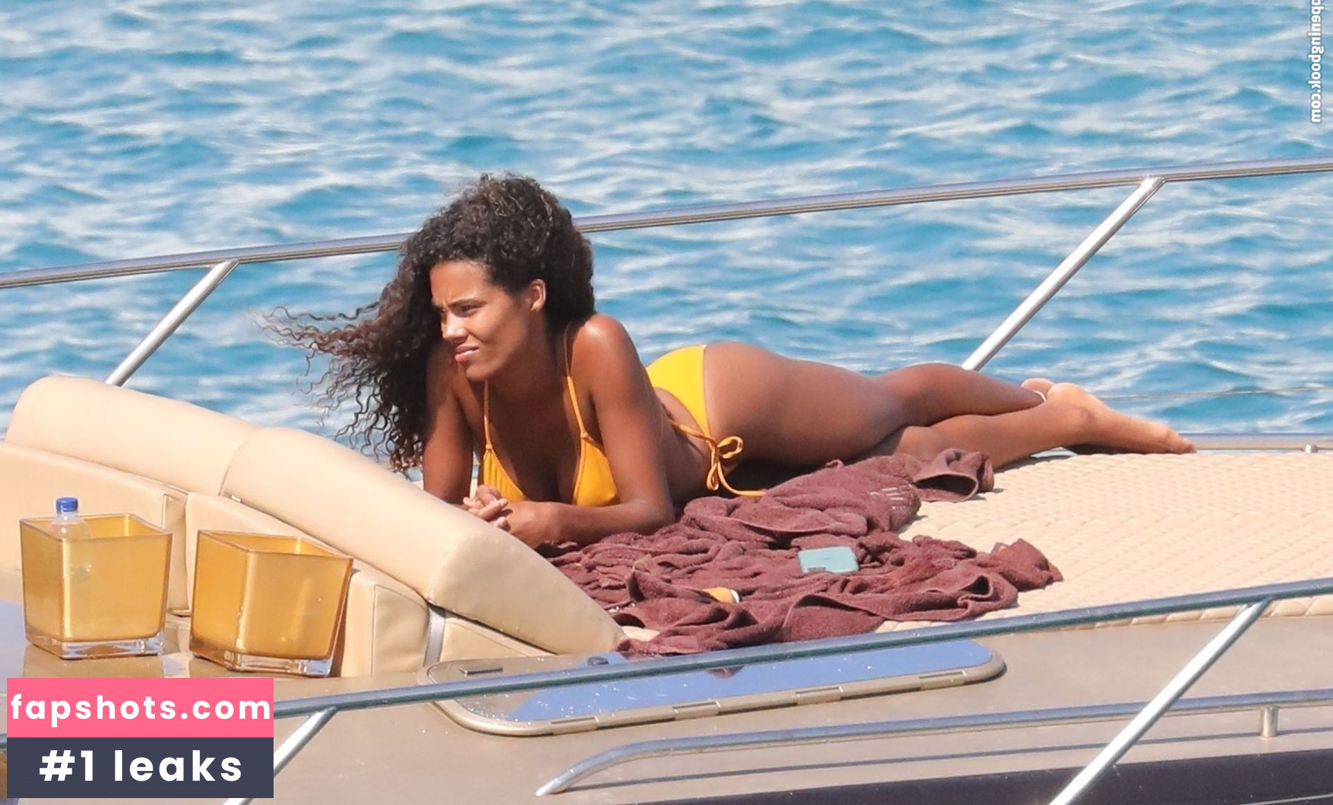 Tina Kunakey gallery photo #499