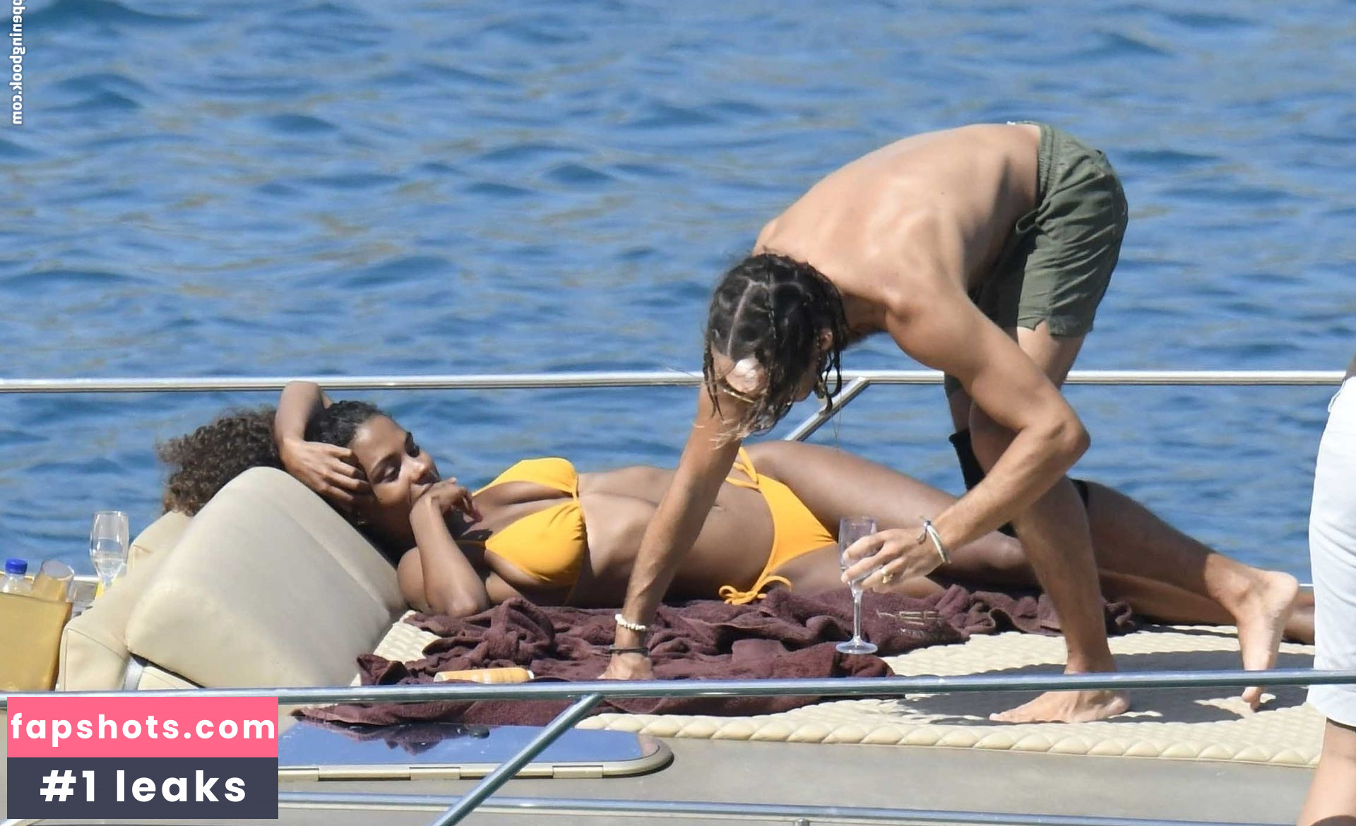 Tina Kunakey gallery photo #529