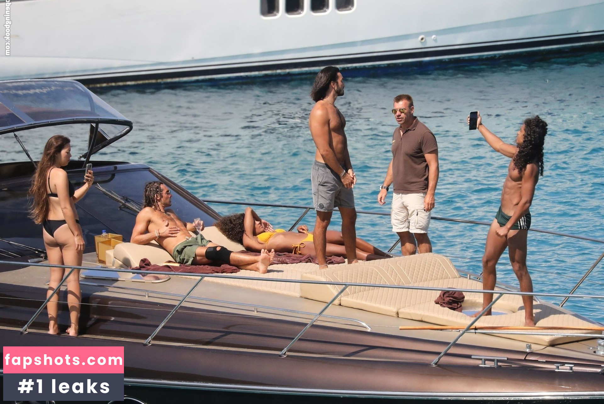 Tina Kunakey gallery photo #534