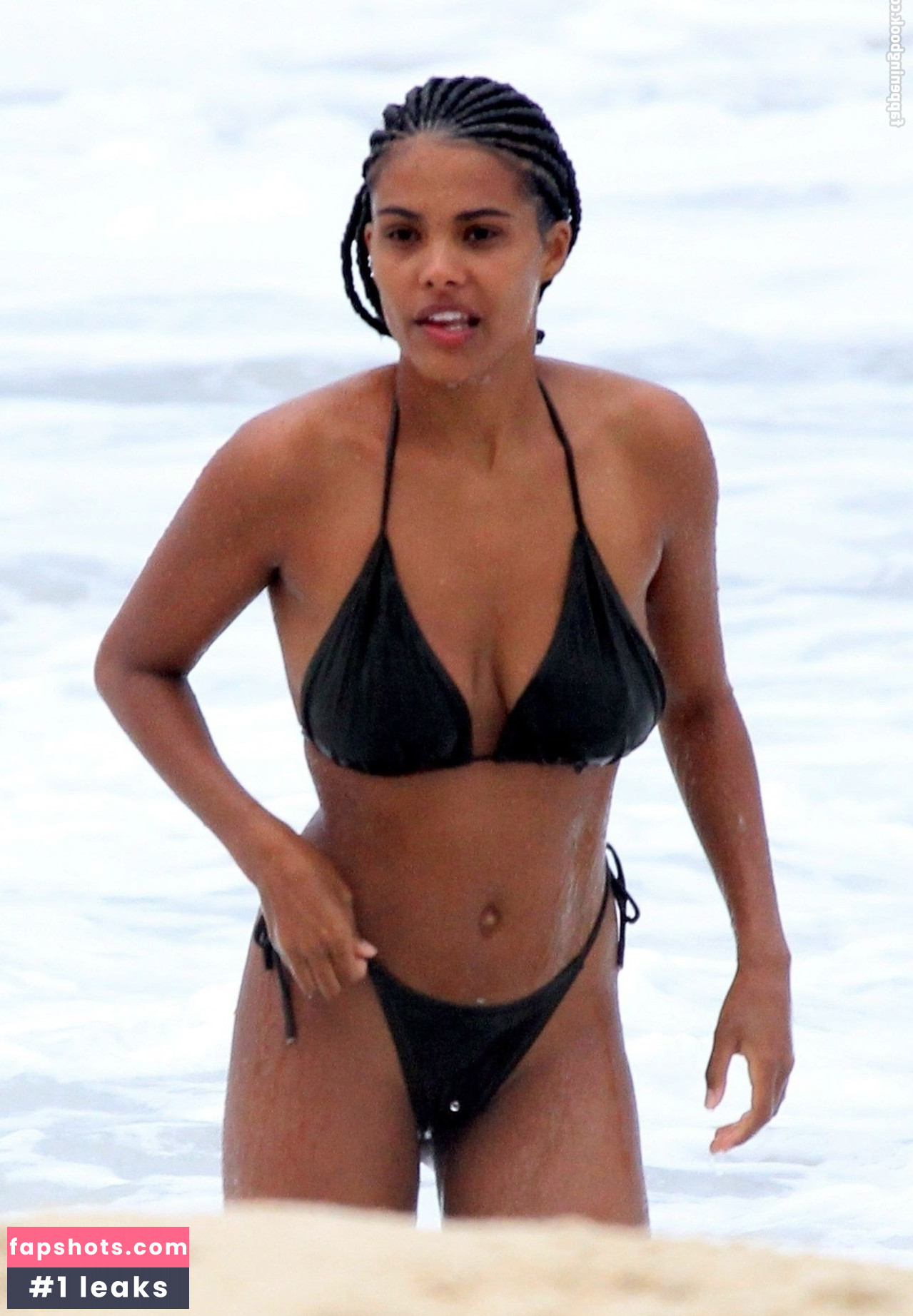 Tina Kunakey gallery photo #570