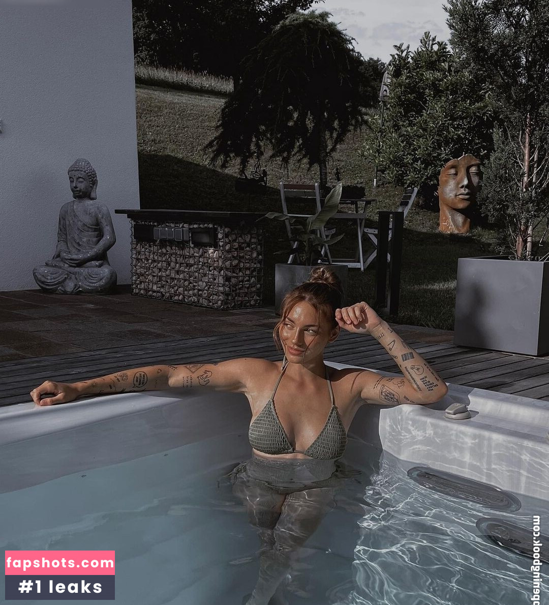 Tina Neumann gallery photo #2