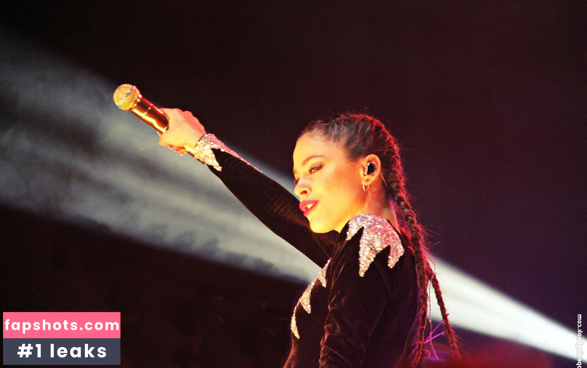 Tini Stoessel gallery photo #6