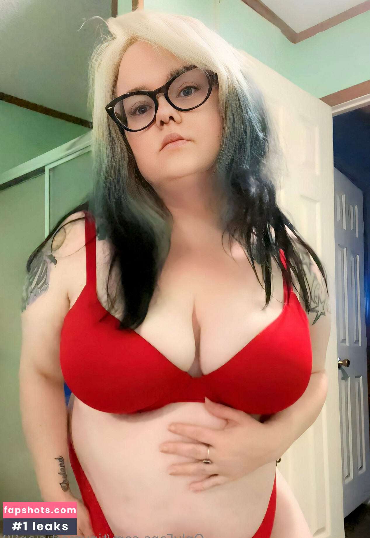 tinymortician89 nude babe gallery