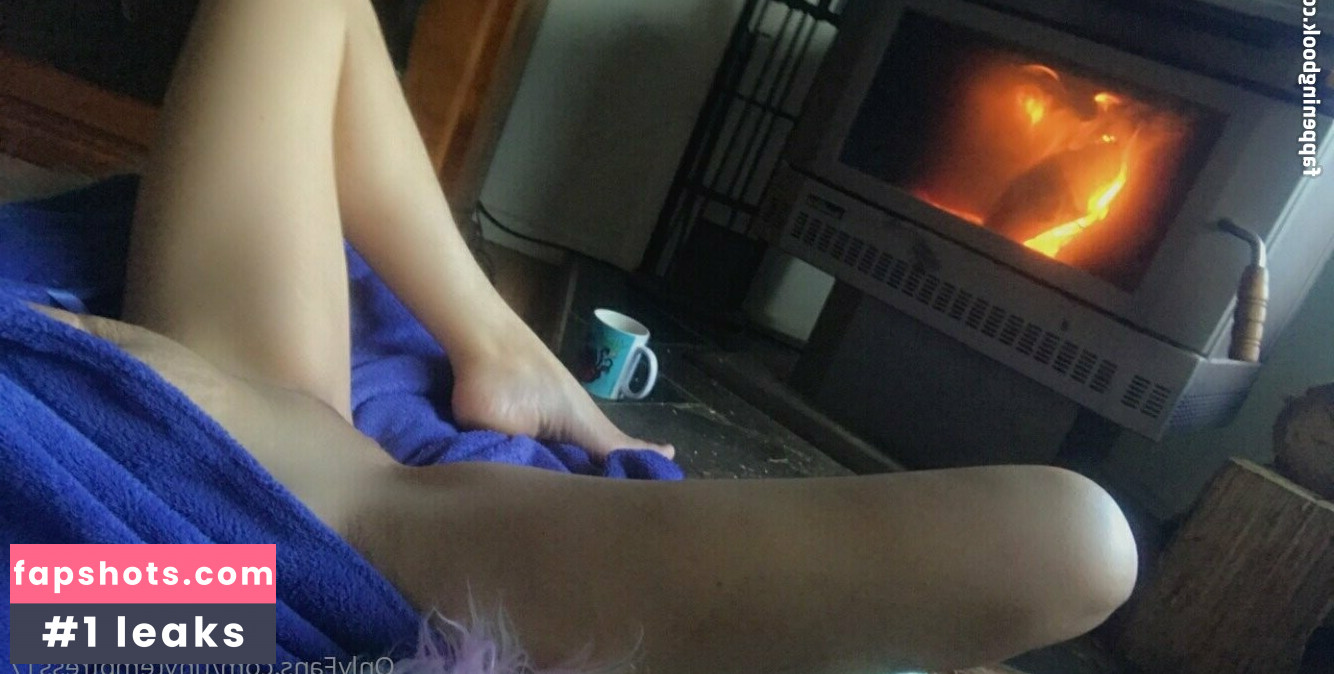 tinytemptress17 gallery photo #15